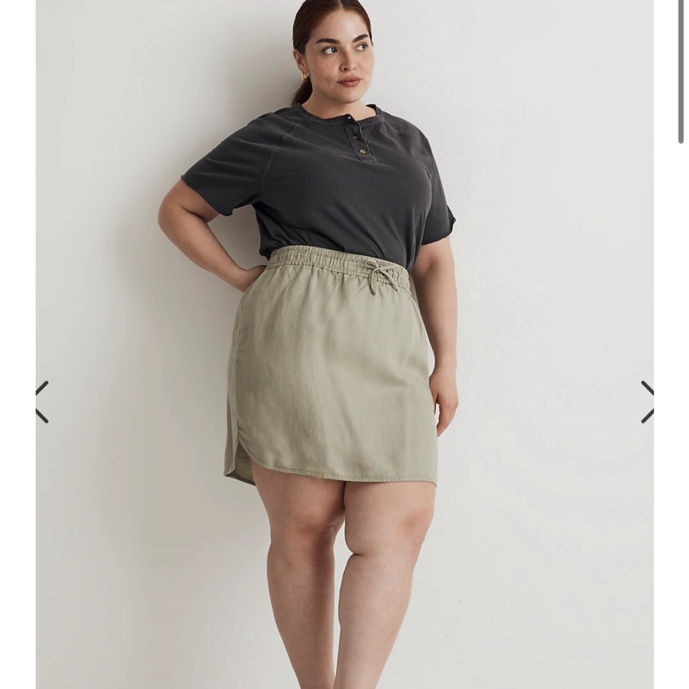 NWT Plus Linen Blend Curved Hem Mini Skirt